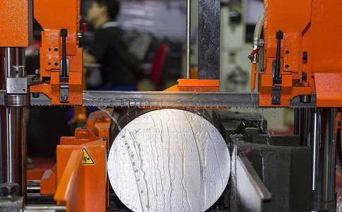 为什么选购沙嘴街道立式带锯床时，客户需要提供锯切生产量、材质、硬度、大小、厚度等需求？